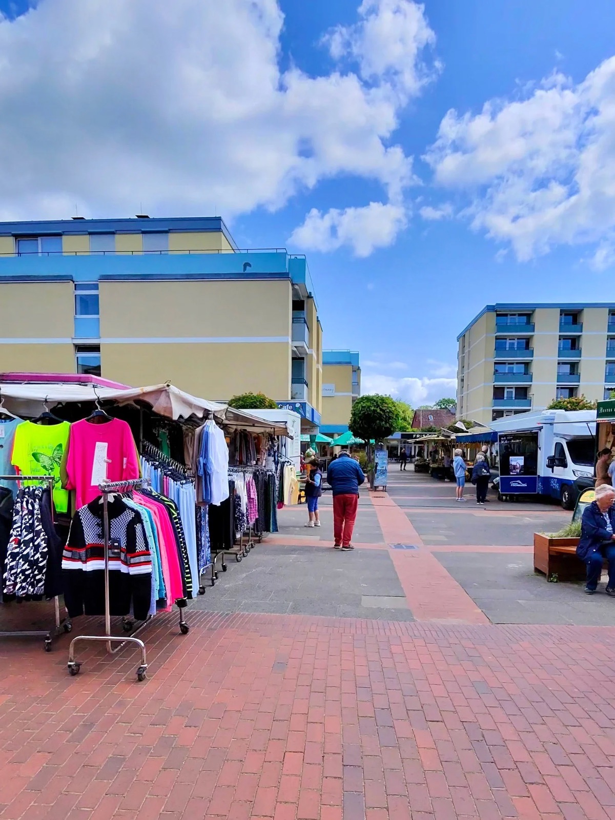 Wochenmarkt in Laboe mit Marktständen, Besuchern und Gebäuden
